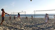 Des gens en train de jouer au beach-volley sur une plage